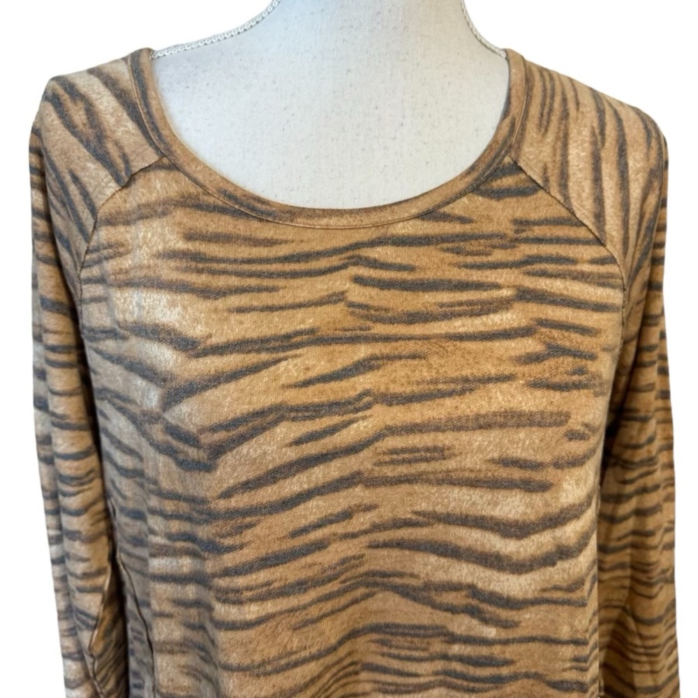 NWT  
ANIMAL PRINT TOP   MEDIUM    #V - Picture 3 of 7